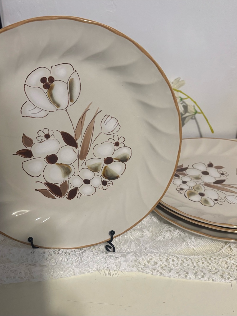 Set of 4 Vintage Hearthside Felicity stoneware plates. Sculptura stoneware Japan